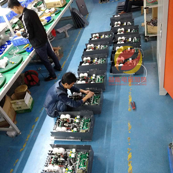 電磁加熱器生產(chǎn)進(jìn)行中 電磁加熱器生產(chǎn)進(jìn)行中